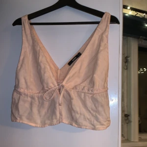 Söt tröja från bikbok  - Söt topp i ljusrosa/orange färg med Knut på framsidan. Den är i storlek S från BikBok