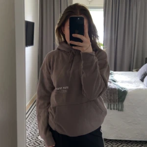 Beige hoodie - Beige hoodie med tryck! Från hm🩵
