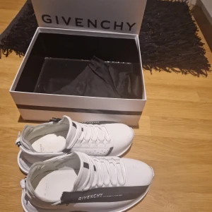 Givenchy skor 44 - De är i jätte bra skick och sparsamt använda, jätte sköna