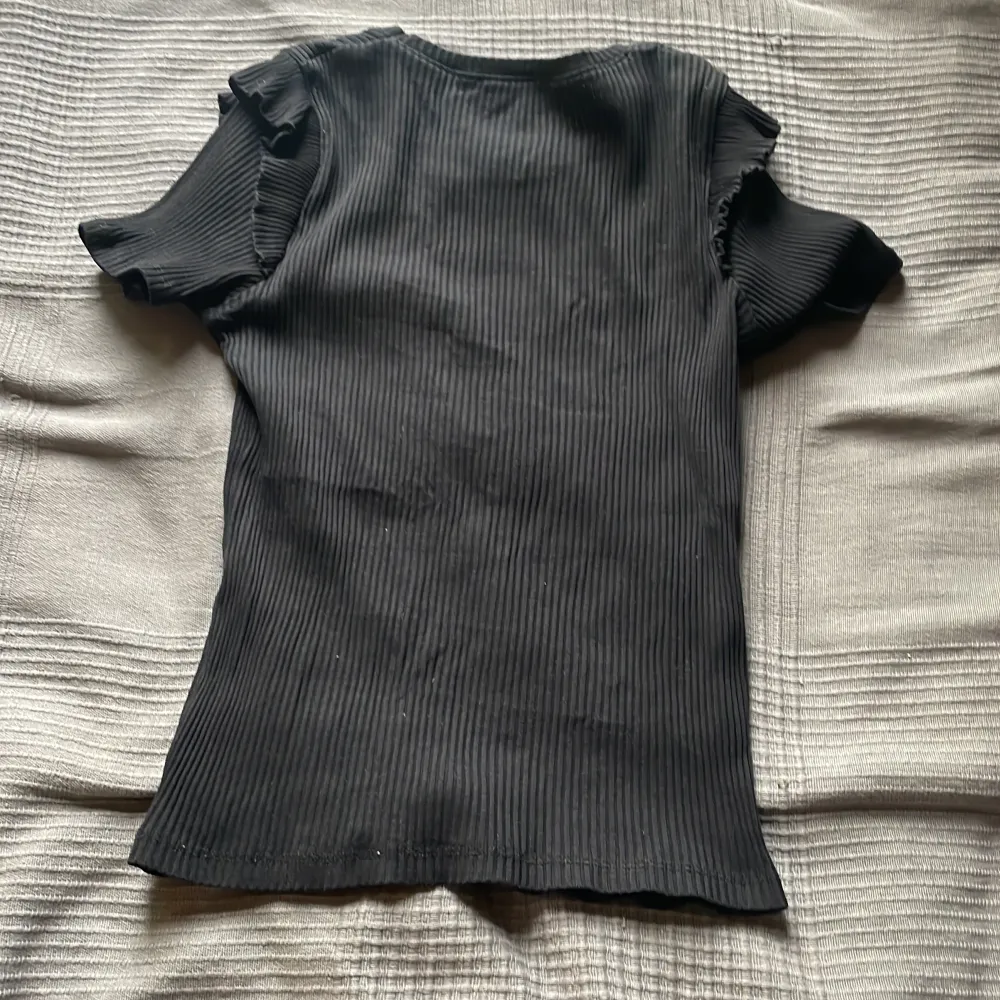 Jätte fin svart volang tröja. T-shirts.