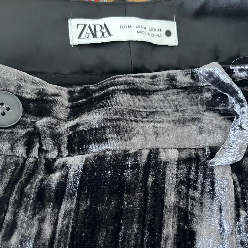 Oanvänd byxor från Zara och storleken är M. . Jeans & Byxor.