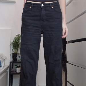 Svarta wide leg jeans från Monki i storlek 27! Säljer då de inte passar längre ❤️