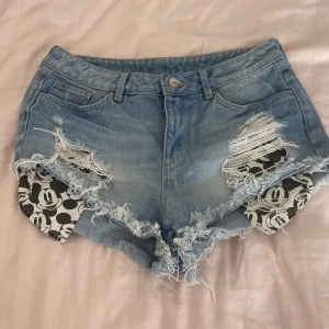 Vintage shorts - Shorts med mickey mouse på. Skit snygga. EUR38
