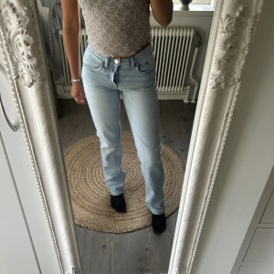 Zara jeans - Ett par zara jeans som var supertrendiga för ett tag sedan! Säljer pågrund av att dom blivit försmå💞 pris kan diskuteras!