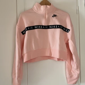 Cropped sweatshirt - Nike sweatshirt i kortare modell. Använd 2 ggr, mycket gott skick!