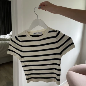 Zara topp - Super fin zara topp, andvänd fåtal gånger men är i fint skick, buda gärna eller kontakta mig vid intresse 
