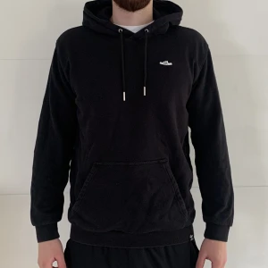 Adidas Hoodie med speciellt tryck - Snygg Adidas Hoodie med en adidassko som märke som sticker ut!  Använd men i gott skick! Skickas eller möts upp i Örebro.