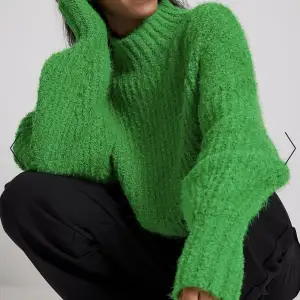 Nästintill oanvänd ”Fluffy Knitted Turtleneck Sweater” från NAKD (prislapp kvar). Orginalpris: 449kr