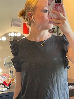Topp  - En så fin topp från River island, lite Sthlm stils vibbar så så fin och skön! Tryck på köp nu eller kontakta mig vid frågor/ sammfrakt 💗 