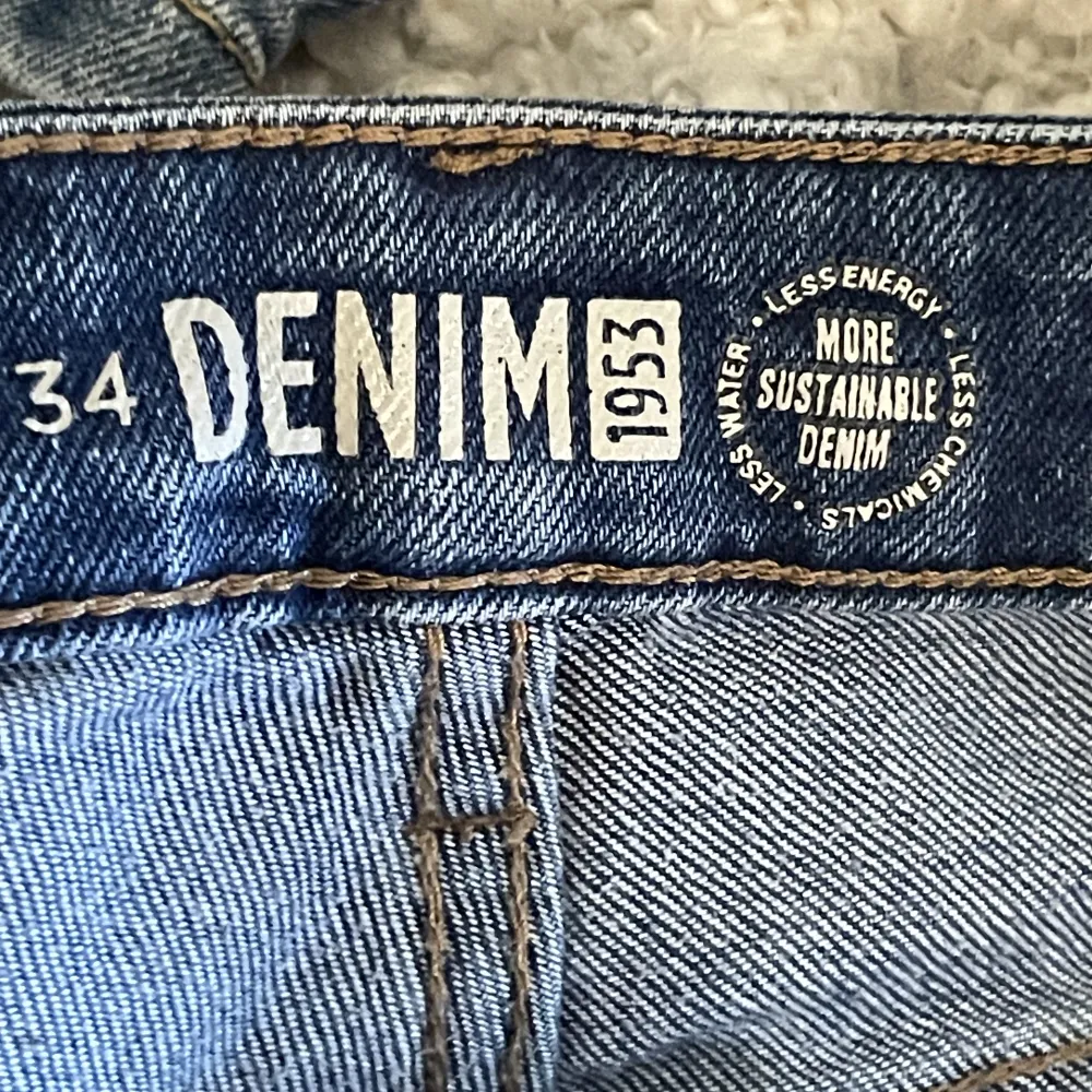 Ett par midwaist bootcut jeans från Kappahl, så skönt material med stretch, säljer då de blivigt för små. Inga hål eller fläckar ! Tryck på köp nu eller kontakta mig vid frågor/ sammfrakt 💗 . Jeans & Byxor.