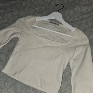 Stickad trekvartsärmad - Stickad topp med trekvartsärm från chiquelle i fint skick!💕Använd ca 5 gånger. Står ej storlek i tröjan men sitter som en S.