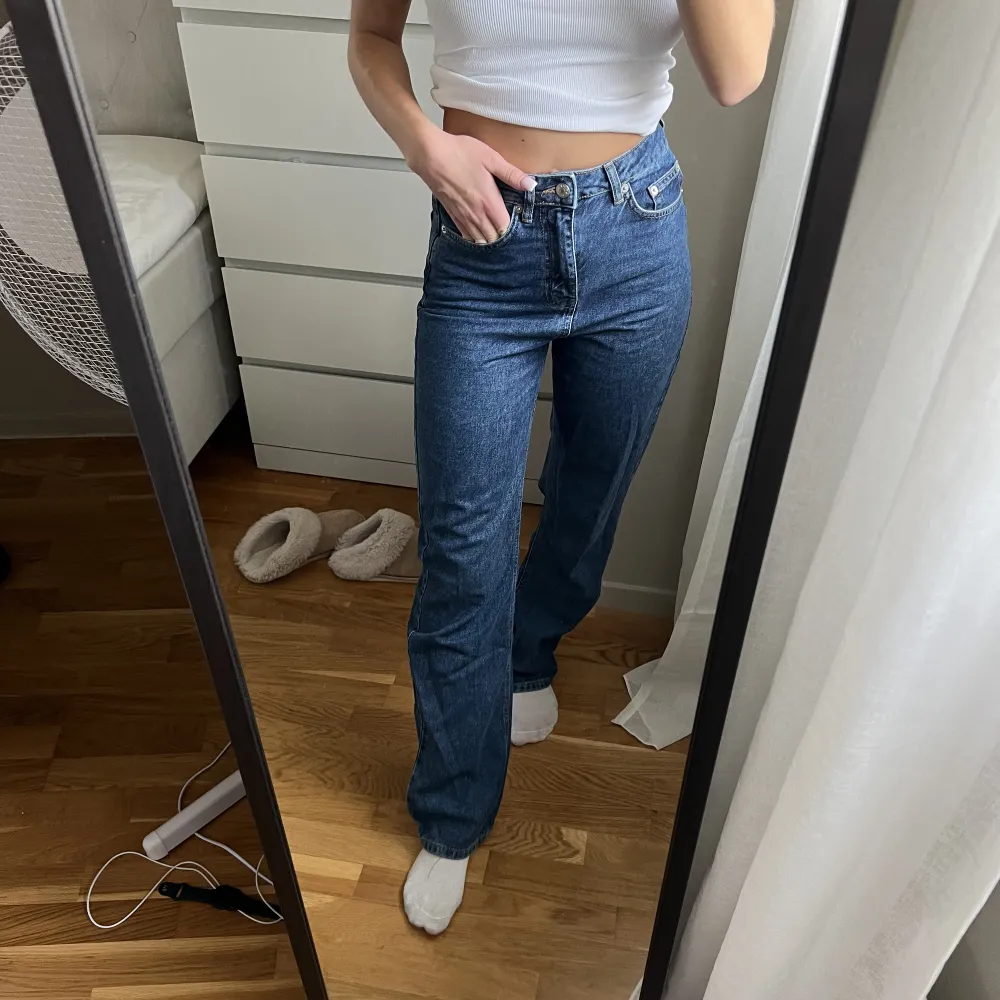 Säljer ett par mörkare jeans från nakd💕storlek 32. Jeans & Byxor.