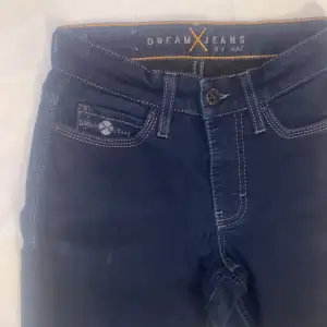 Mörkblå Dream Jeans By Mac stretch, storlek Small, 32.   Kr 40