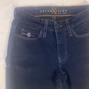 Jeans storlek 32 mörkblå - Mörkblå Dream Jeans By Mac stretch, storlek 32.   