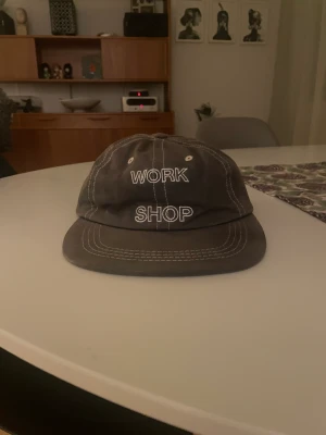 Our legacy keps - Our legacy keps som är väldigt sällsynt. Har sålt för 1000 på grailed.  Justerbar storlek och passformen är att den ligger på huvudet så den är inte så stor som ni ser på bilden. Jag är flexibel gällande pris.  Skriv till mig för fler frågor!