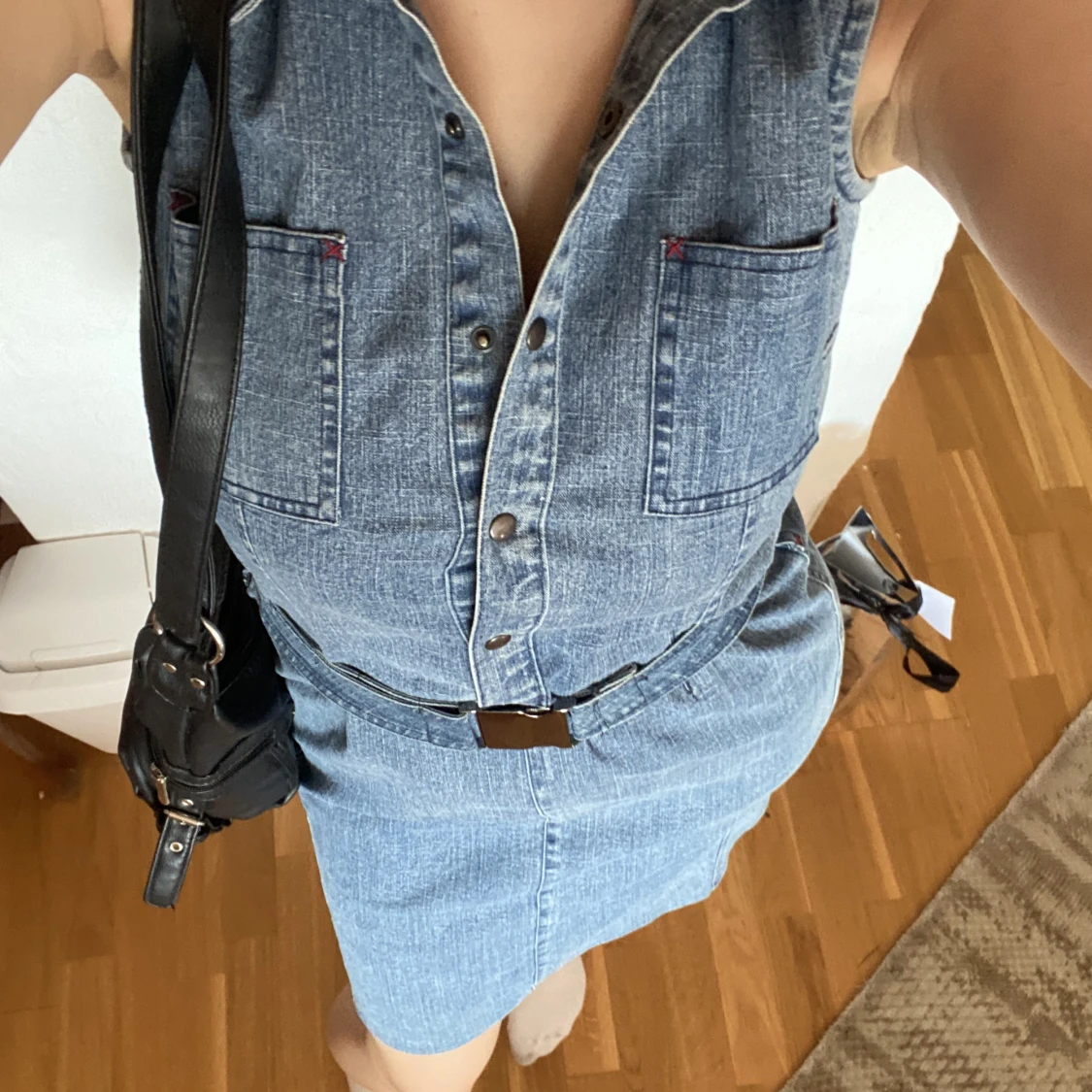 Åtsittande jeansklänning