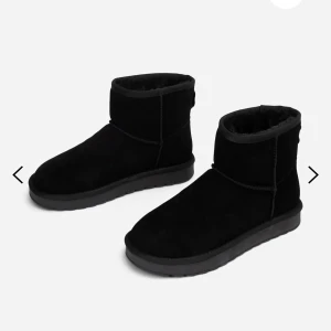 Uggs - Uggs (fake) från skopunkten köpta 2021, använda men i bra skick. Säljer då jag vill köpa en annan färg. Skriv privat för egna bilder🤍