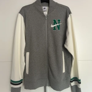 Nike T100 retro - Helt ny, säljer för att jag aldrig använt den. Skriv för fler frågor 