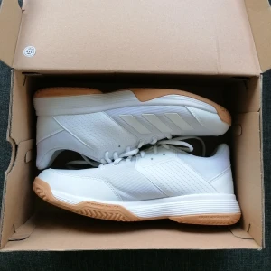 Adidas vit skor  - Den är nya, oanvänd. Jätte finna men för stort för mig  