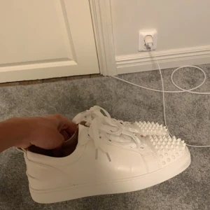 Christian loubitin skor vita - Vill bli av med de snabbt! Säljer åt en vän. Priset kan sänkas vid en snabb affär!