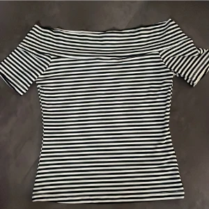 Jättefin off shoulder tröja! - Jättefin off shoulder tröja! Randig och från Hm! Aldrig använd! Storlek S 