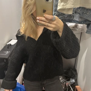 Stickad tröja - Säljer denna stickade tröja från Gina tricot skriv för mer information eller bilder 💗