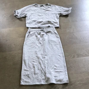 Kjol tröja set - Kjol tröja set från Kappahl i strl s Jättefint skick på dem❤️ Perfekt till våren ❤️❤️❤️