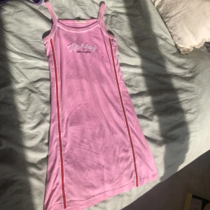 Rosa cute klänning - Storlek small lite 00-tals stil, köpt här på plick, väldigt söt klänning! Pris kan diskuteras🩷