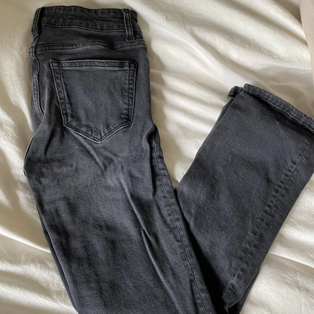 Gråa straight jeans från Mango. Supersnygga men tyvärr för små för mig som brukar ha 36-38 i jeans. . Jeans & Byxor.