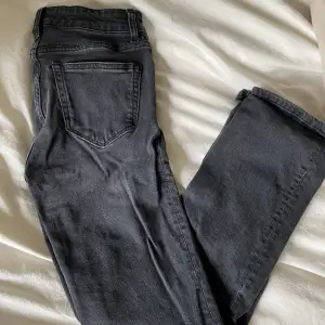 Gråa straight jeans från Mango. Supersnygga men tyvärr för små för mig som brukar ha 36-38 i jeans. 