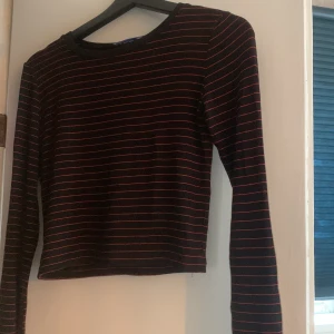Randig tröja från Zara - Svart röd randig tröja från Zara i storlek S