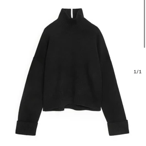 Arket stickad tröja  - Loose fit i modellen. Nypris 790kr 