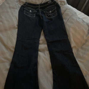 Lågmidjade jeans - Säljer dessa sjukt snygga lågmidjade jeansen! Vet tyvärr inte vad det är för märke eftersom att jag köpte dom här på plick!