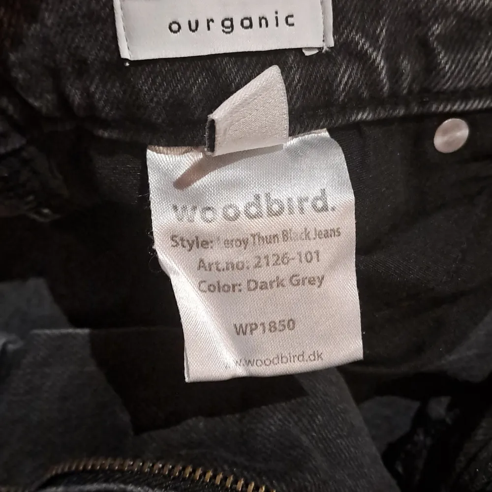 Ett par skyssta svarta jeans från märket woodbird. Säljer dem då de inte kommer till någon användning.  Nypris: 1200 kr  Säljer: 350 kr. Jeans & Byxor.