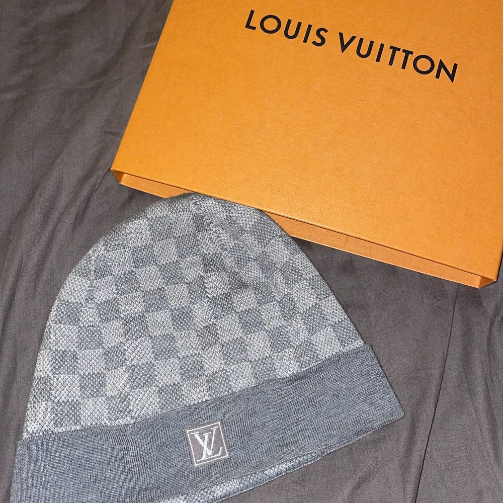 Grå äkta Louis Vuitton mössa köpt för 3800kr. Mössan är i bra skick men har aldrig haft användning för mössan, säljer den för 1500kr pris kan diskuteras💗. Övrigt.