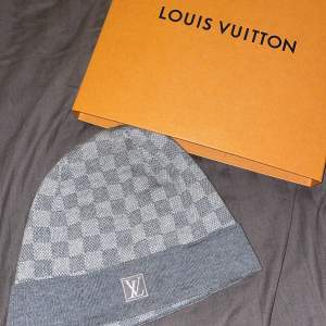 Grå äkta Louis Vuitton mössa köpt för 3800kr. Mössan är i bra skick men har aldrig haft användning för mössan, säljer den för 1500kr pris kan diskuteras💗