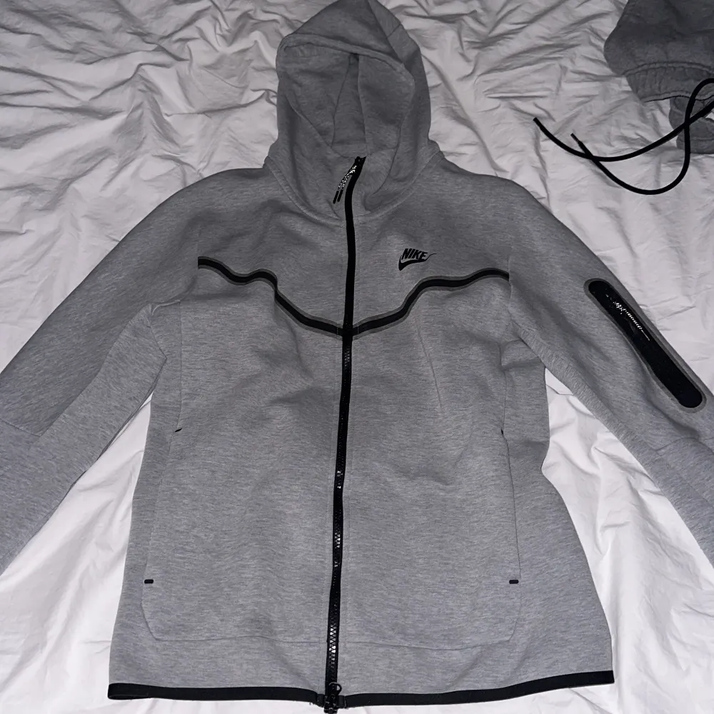 Nike tech tröja i grå som säljs pågrund av att jag ej använder längre. Hyfsat bra skick, men haft ett tag, därav priset. Denna tröja är i storlek S!. Hoodies.