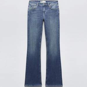 Blåa jeans från zara, endast provade men ingen lapp kvar! Pris kan diskutera men hör gärna av dig vid förslag och frågor💗😇(nypris 400)