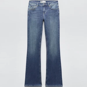 Blåa jeans  - Blåa jeans från zara, endast provade men ingen lapp kvar! Pris kan diskutera men hör gärna av dig vid förslag och frågor💗😇(nypris 400)