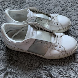 Valentino Garavani - Valentinoskor i en unik silverfärg. Använda mycket men är i väldigt bra skick! Bara att höra av sig vid frågor.