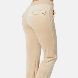 Beige juicy couture - Säljer dessa beiga byxor. Använt Max 5 gånger. Köpta via bubbelroom. Jättefin skick. Priset kan diskuteras vid snabb affär.