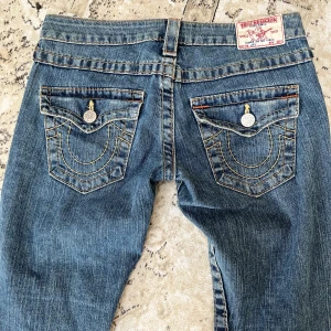 True religion jeans - Drömjeansen från True Religion, jeansen är i nytt skick och bootcut. Storlek 25. Säljer pågrund av att jag har fel storlek. Midjemått: 38 cm Innerbenslängden: 82 cm