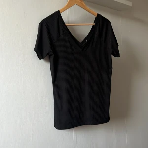 Svart blus  - Svart blus ganska använd men i bra  skick i storleken xl men är I liten storlek 