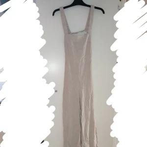 Bodysuit - En bodysuit med öppen rygg, har använts få gånger.