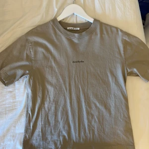 Acne studios tshirt  - Intressekoll på min acne t-shirt, köpt i Göteborg i acne butiken och är väl använd och är i strl xs men passar allt från xxs till m eftersom tröjan är i en oversized modell. Ny pris 2300kr