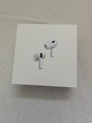 Airpod PRO gen 2 - Airpod PRO gen 2 säljes för billigt pris för jag köpte dessa sen fick jag ett par nya när jag fyllde år så är bara använda 2 gånger typ om ni inte gillar priset kan ni bara sicka 