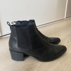 Vagabond skor 38 - Svarta ankelboots från Vagabond i storlek 38, äkta läder. Toppenskick!