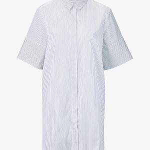 Skjortklänning från Dagmar Knappar hela vägen fram  Ny  Rabdig svar/vit