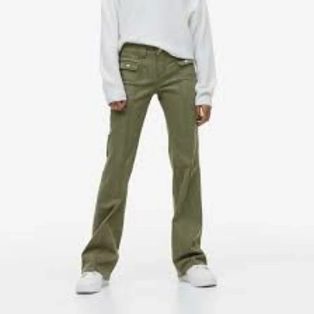 Säljer nu mina älskade gröna hm byxor!!! De är så sjukt fina o sitter perfekt! Skriv för frågor mm🫶🫶🫶600kr vid direkt köp . Jeans & Byxor.