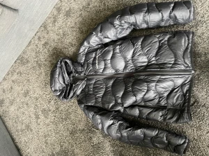 Peakperformance storlek S 9/10 i skick  - Säljer nu min Peakperformance jacka för den har blivit för liten, alla dragkedjor är i bra skick och annat med 